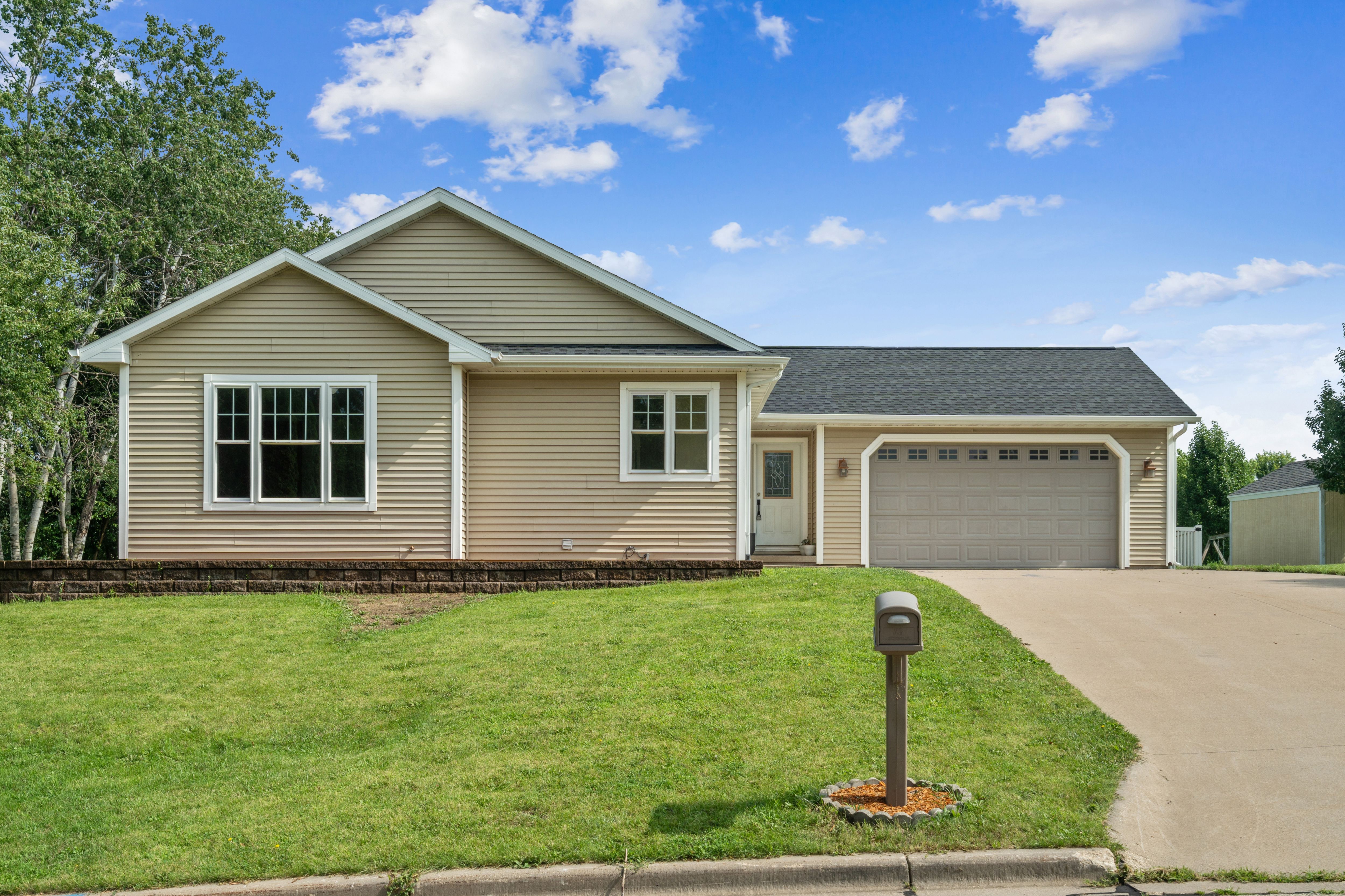 Listing Photo: 02-102 780 Country Club Ct